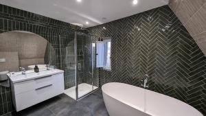 Ένα μπάνιο στο La Maison des Corporations +65 φωτογραφίες