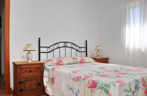 コニル・デ・ラ・フロンテーラにあるChalet Arocaのベッドルーム1室(ベッド1台付)、2泊分のスタンド(ランプ付)