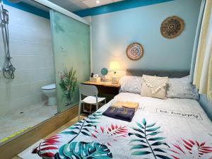 - une chambre avec un lit, un bureau et une salle de bains dans l'établissement AMU Dreamhouse 阿木旅舍, à Hong Kong