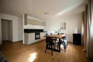 een keuken en eetkamer met een tafel en stoelen bij Oldtown Studio Apartment with 2 Bathrooms in Düsseldorf +22 foto's
