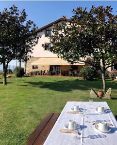 einen Tisch mit Weingläsern vor einem Haus in der Unterkunft Costa Trasmiera in Langre