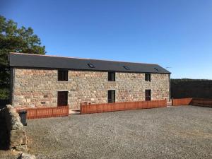 ピーターヘッドにあるBerryhill West Steading - Sleeps 5 - Dog Friendly - Peterhead 1 mile - EV Point - Golf Driving Range - Rural Locationの黒屋根の大きなレンガ造り