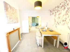 - une salle à manger avec une table en bois dans l'établissement KozyGuru / 2 BR 4Bed / Blossom Garden / Next to Big Retail Park and Train station / Worsley Manchester / 16 mins to City Centre / UMWO187, à Worsley 8 autres photos