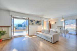 sala de estar con sofá y mesa en Antares150m from the Lake - Happy Rentals en Riva del Garda