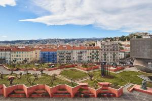 Nespecifikovaný výhled na destinaci Nice nebo výhled na město při pohledu z hotelu