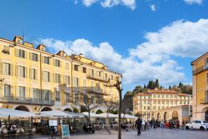una calle de la ciudad con edificios y gente caminando por ahí en Campanile Hotel Nice Centre Acropolis en Niza