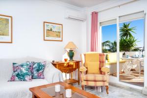 uma sala de estar com um sofá e uma mesa em Miraflores sea view apartment Ref 127 em Sitio de Calahonda