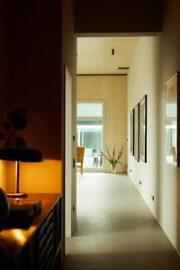 um corredor que leva a uma sala de estar com uma mesa em Stadtflucht Loft 5.5.1 em Berlim