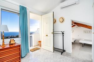 Postel nebo postele na pokoji v ubytování Miraflores sea view apartment by Costarentals - Ref 127 + 27 fotografií