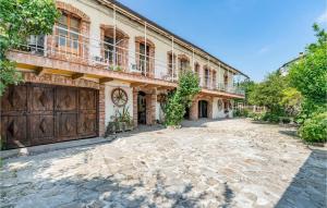 zewnętrzny widok na dom z garażem w obiekcie B&B I Colori dell'Arcobaleno w mieście Belvedere Langhe