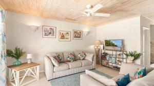 sala de estar con sofá y ventilador de techo en Nanpa, Luxury Family Three Bed Villa, St James West coast, Private pool en Saint James