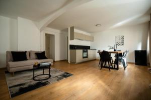 een woonkamer met een bank en een tafel bij Oldtown Studio Apartment with 2 Bathrooms in Düsseldorf