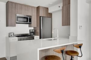 Кухня или мини-кухня в Midtown W 1BR w Gym Doorman nr Times Sq NYC-692
 +12 фотографий