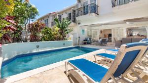 Bazén v ubytování Nanpa, Luxury Family Three Bed Villa, St James West coast, Private pool nebo v jeho okolí