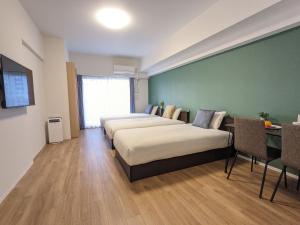 Giường trong phòng chung tại ESLEAD HOTEL Osaka Ebisu