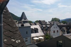 vista su una città con case e tetti di Schöne Wohnung im Jugendstilhaus im Weltkulturerbe a Bacharach