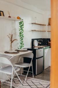 une cuisine avec une table et des chaises dans une cuisine dans l'établissement Central Loft 2-3 mins away from Surf Spots, à General Luna