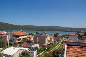 イズミールにあるFully Furnished and Stylish Villa in Izmirの湖を背景にした都市