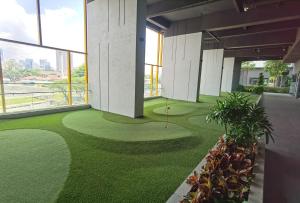Κήπος έξω από το Merdeka Tower 118 Chinatown TRX at Opus