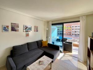 A seating area at Gecko Apartment with private parking - 1 minutes from the oceanfront!