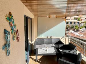A balcony or terrace at Gecko Apartment with private parking - 1 minutes from the oceanfront!