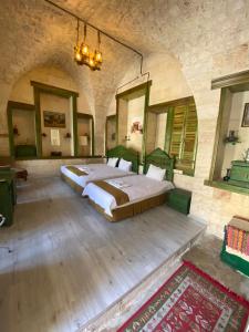 um quarto com uma cama grande num quarto de pedra em HANEHAN em Şanlıurfa