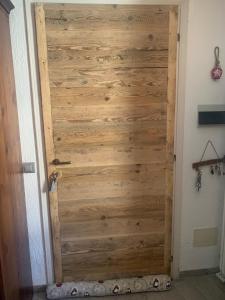 porta in legno in camera con di Les Chemines a La Thuile