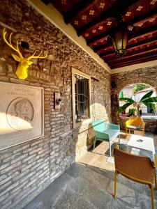un patio con tavolo e sedie su un muro di mattoni di Villa De' Giacomi a Teolo