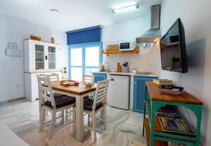 eine Küche mit einem Tisch und Stühlen im Zimmer in der Unterkunft Casa Appaloosa Cabo de Gata in Rodalquilar