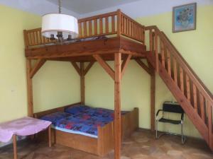 sypialnia z łóżkiem piętrowym i schodami w obiekcie Villa Astrid w Jańskich Łaźniach