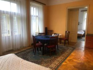 jadalnia z niebieskim stołem i krzesłami w obiekcie Villa Astrid w Jańskich Łaźniach