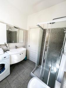 uma casa de banho com um chuveiro, um WC e um lavatório. em Casa Carlotta Lake Como em Lezzeno