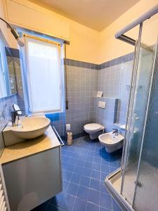 uma casa de banho com 2 lavatórios, um chuveiro e um WC. em Casa Carlotta Lake Como em Lezzeno