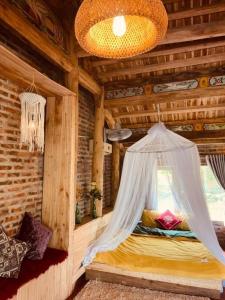 sypialnia z łóżkiem z moskitierą w obiekcie Queen's Homestay Ba Vì - Venuestay w mieście Ba Vì District