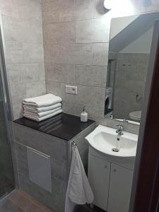 een badkamer met een wastafel en een spiegel bij Powstańców 16 in Rogowo