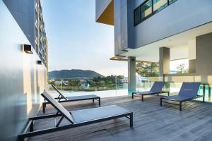 - un balcon avec deux chaises et une table dans un bâtiment dans l'établissement Central Hill View Studio A906 Courtyard View, à Ban Ket Ho