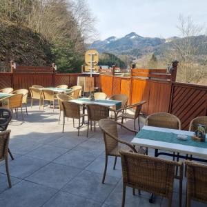 un gruppo di tavoli e sedie su un patio di Gasthof Kögerlwirt a Göstling an der Ybbs
