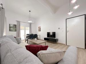 uma sala de estar com um sofá e uma mesa em Santa Barbara I1 Elegance 73sqm apt in Nea Smirni em Atenas