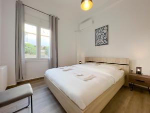 um quarto branco com uma cama grande e uma janela em Santa Barbara I1 Elegance 73sqm apt in Nea Smirni em Atenas