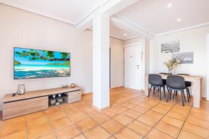 Televízia a/alebo spoločenská miestnosť v ubytovaní Penthouse Ancla 562 Levante Beach