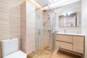Kúpeľňa v ubytovaní Penthouse Ancla 562 Levante Beach + 17 fotografií