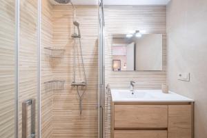 łazienka z prysznicem i umywalką w obiekcie Penthouse Ancla 562 Levante Beach w mieście Benidorm