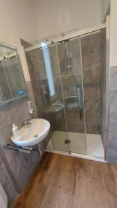 W łazience znajduje się szklana kabina prysznicowa i umywalka. w obiekcie Glam Resort Luxury Lorenzo w mieście La Spezia