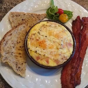 un piatto di cibo con uova, pane tostato e pancetta di Colborne Bed and Breakfast a Goderich