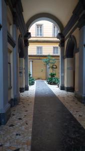 un pasillo vacío en un edificio con garaje en Glam Resort Luxury Lorenzo en La Spezia