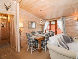 a dining room with a table and chairs in a cabin at 6 Astbury Falls in Bridgnorth