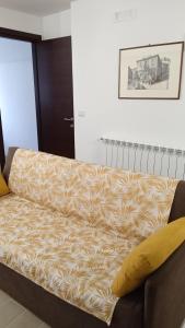 un letto con una coperta sopra di esso in una stanza di Savoca Loft S. Antonio a Savoca
