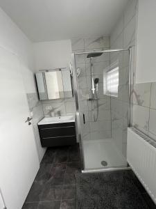 ein Bad mit einer Dusche und einem Waschbecken in der Unterkunft S&D in Kapfenberg