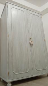 une grande porte grise avec un panier dans l'établissement Savoca Loft S. Antonio, à Savoca