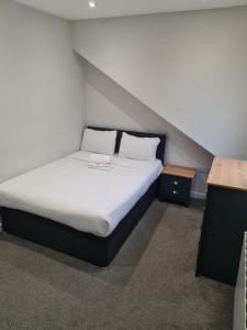 APARTMENT in BARNSLEY CENTRAL客房内的一张或多张床位